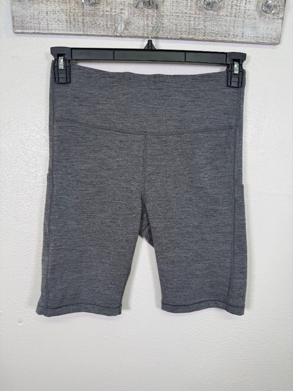 Athleta Ultimate Stash Pocket 9" Shorts Gray Biker Outdoors Athleisure Medium